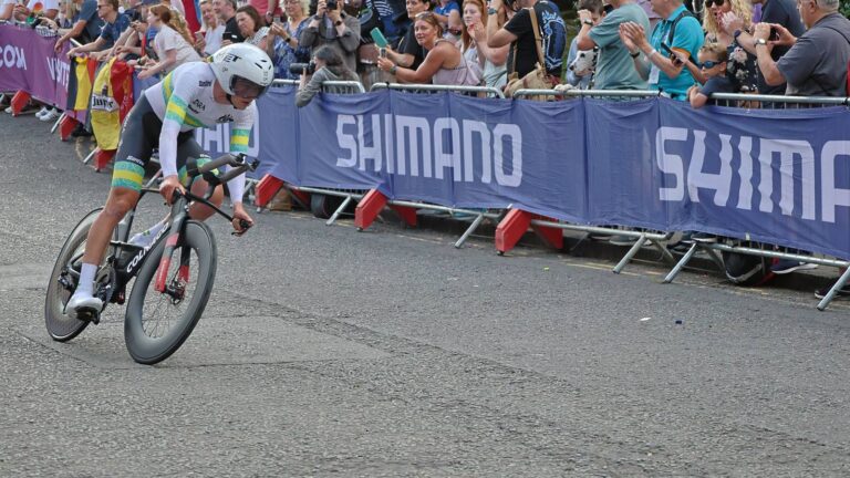 Jay Vine (Australie) pendant le contre-la-montre des Championnats du monde sur route 2023, à Stirling, à environ 600 mètres de l'arrivée