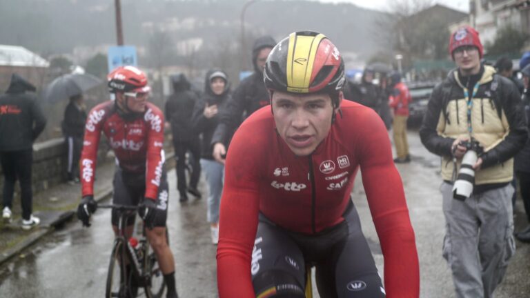 Arnaud De Lie sous la pluie après son arrivée victorieuse lors de la 3e étape de l'Étoile de Bessèges 2025